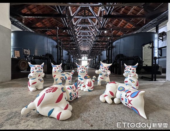 ▲台南吉祥物「巷仔Niau」推出情人節限定2.0新裝，紅球造型吸睛，引來遊客拍照打卡。（記者林東良翻攝，下同）