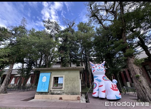 ▲台南吉祥物「巷仔Niau」推出情人節限定2.0新裝，紅球造型吸睛，引來遊客拍照打卡。（記者林東良翻攝，下同）