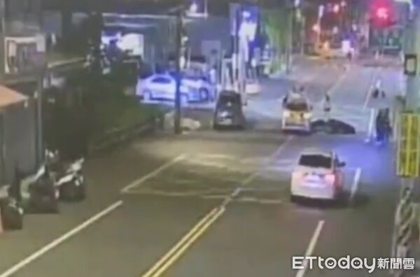 ▲男子駕駛白色自小客車衝撞機車，不到一分鐘白車再迴轉輾壓已倒地的機車及騎士。（圖／記者楊熾興翻攝）