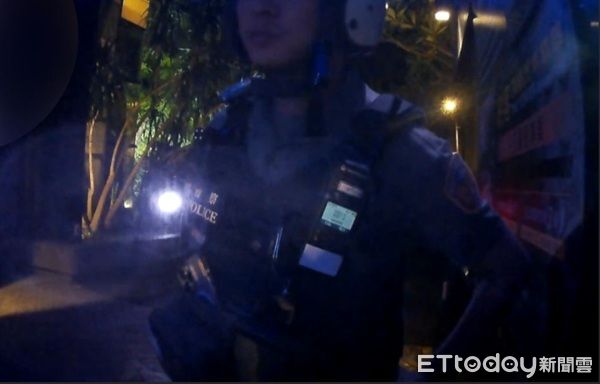 ▲巡警見男子躲入汽車館內立刻前往搜查。（圖／桃園警分局提供）