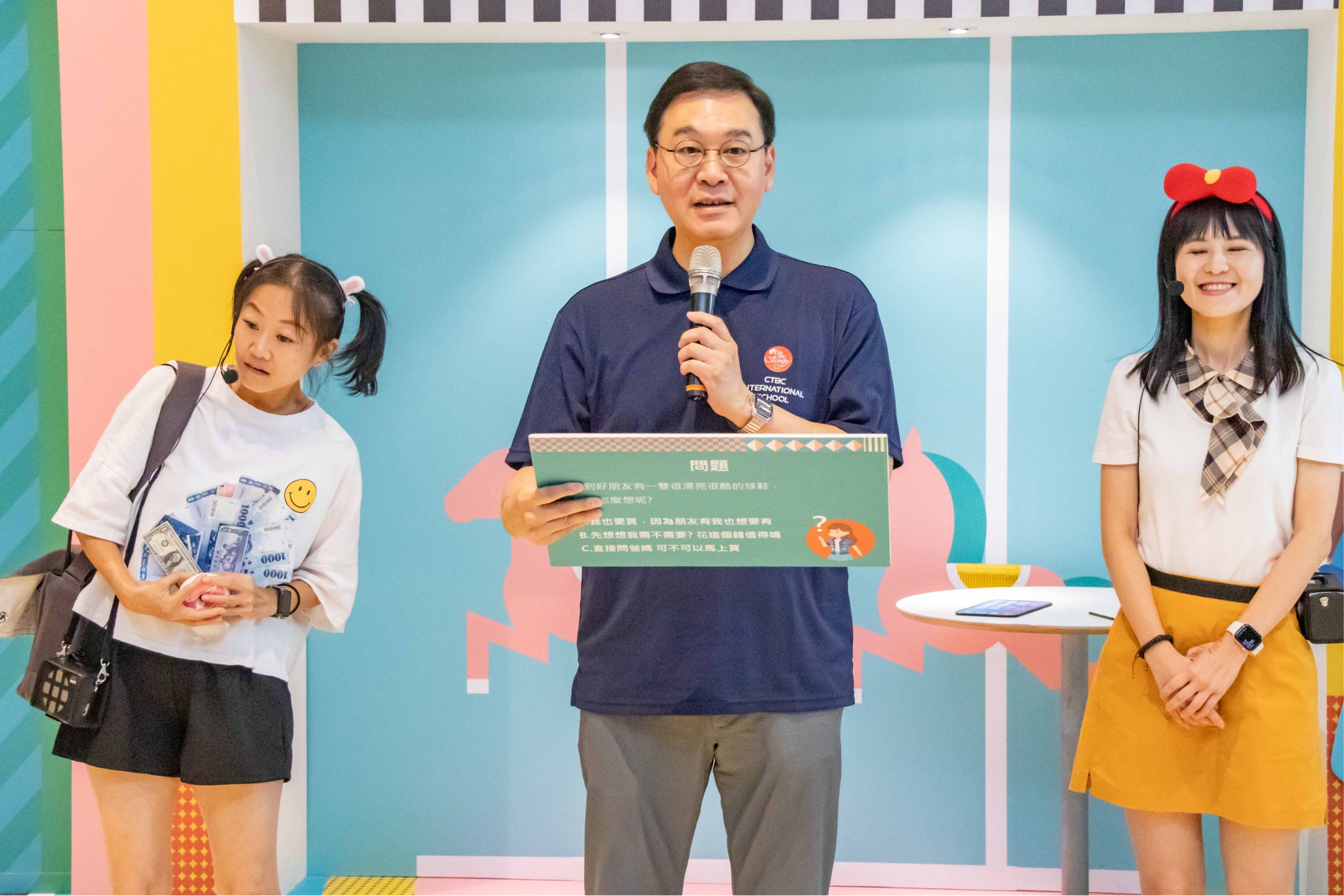 ▲▼中信銀行董事施光訓於「理財小劇場」化身消費高手，叮嚀小朋友「想花錢之前想一想，究竟是需要還是想要，才能做出聰明的選擇。」（圖／中信銀行提供）