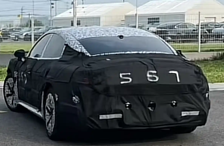 ▲小米SU7長軸款現身測試！擁有更出色的寬敞空間。（圖／翻攝自大陸微博）