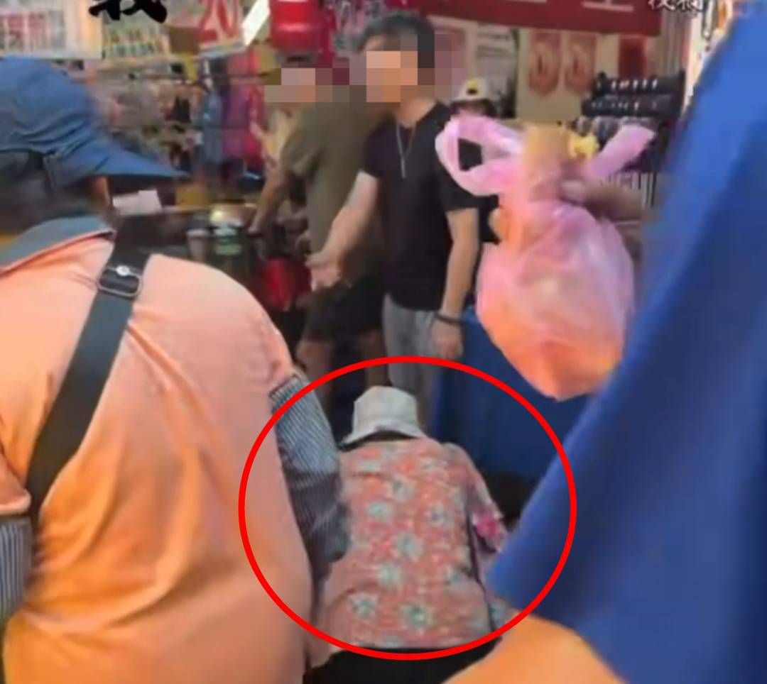 ▲▼83歲阿嬤順手牽羊被發現後下跪求饒。（圖／翻攝自黑色豪門企業）