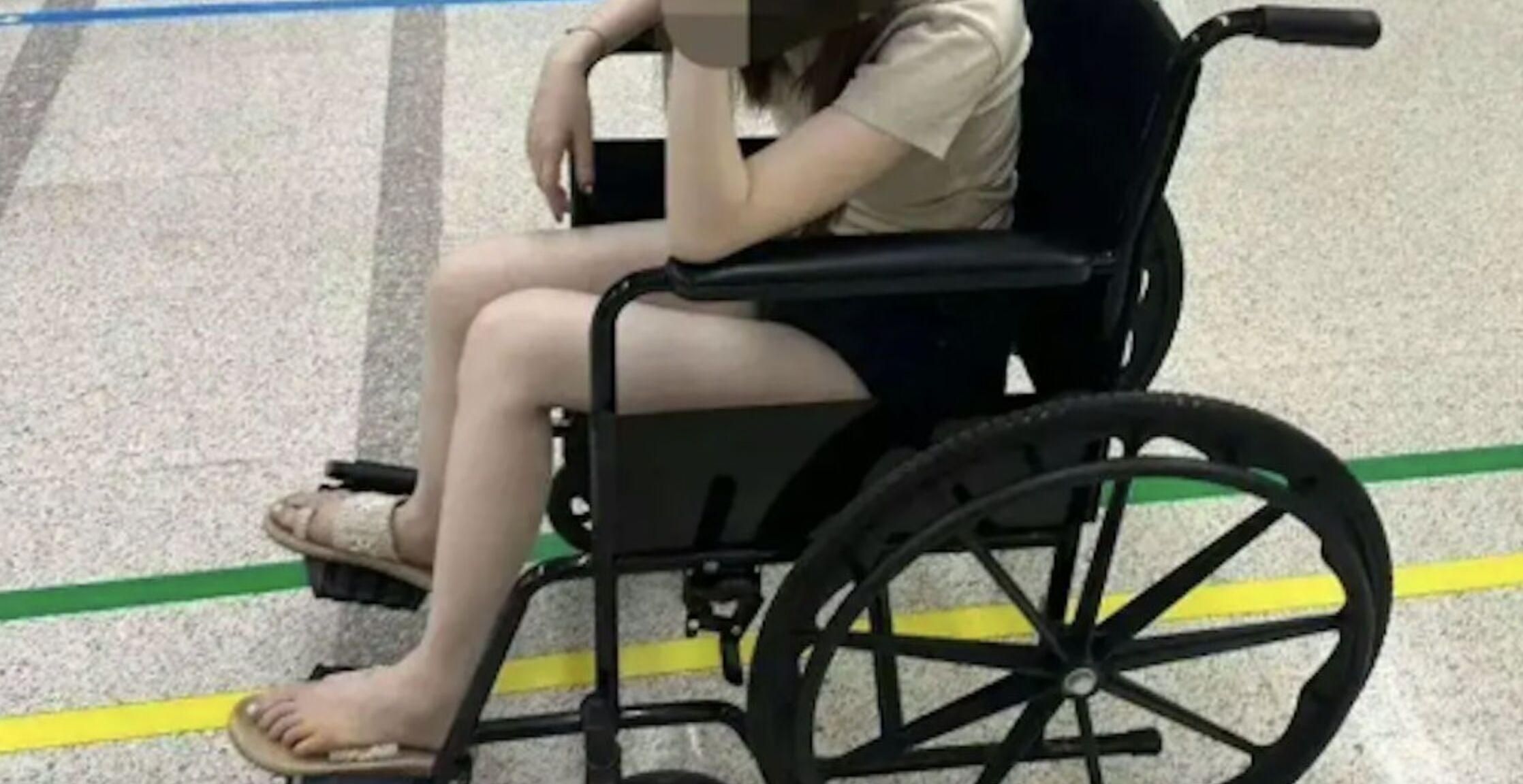 ▲女子在蘇州五星酒店用餐時，被4公分長的蜈蚣咬傷腳。（圖／翻攝微博）