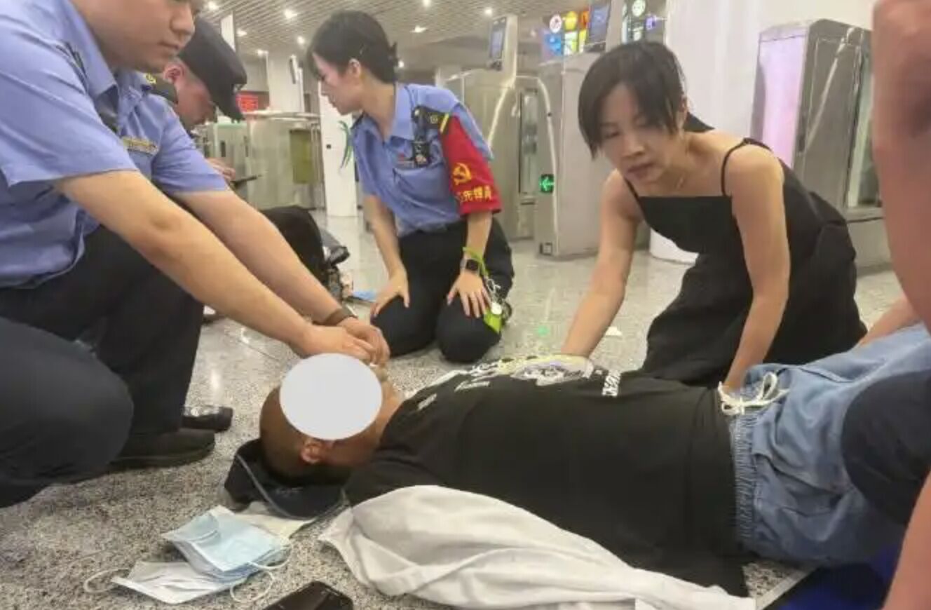 ▲在高鐵站飛奔救人的女護士李夢旖。（圖／翻攝微博）