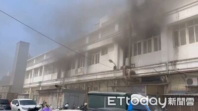 竹圍漁港竄黑煙！魚產品直銷中心2F起火　消防到場灌救畫面曝