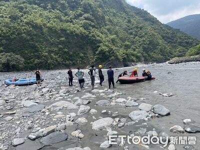 隘寮溪暴漲！7人玩漂漂河受困岸邊不敢移動　警消下艇救援