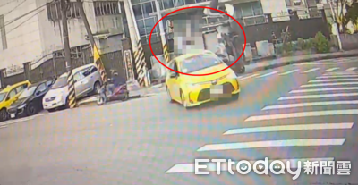 畫面曝！基隆機車闖燈撞小黃　後座女噴飛不治…19歲男騎士逃了