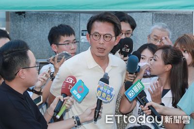 黃國昌嗆女記者「白癡問題」自家人也不挺！副秘書長吐12字被罵翻