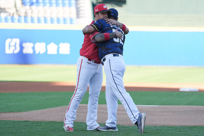 林智勝新莊終戰回憶滿滿　鋒總擁抱祝福送上行動卡拉OK　