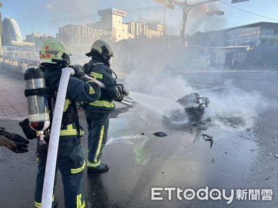 南湖大橋機車追撞多元計程車起火!騎士雙腿燙傷19歲女乘客破相