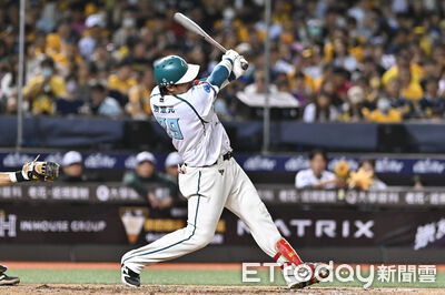 張肇元開轟「雄鷹單局灌6分」10：5逆轉勝　桃猿吞4連敗