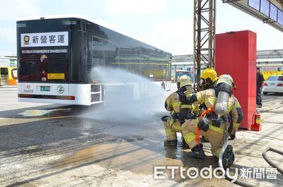 台南再添10輛電動公車 新營客運完成消防演練分批上路