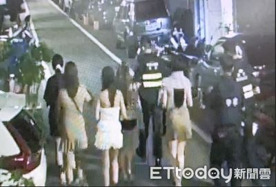 10短裙露肩辣妹街上狂奔!桃園深夜奇景 全進警局原因曝