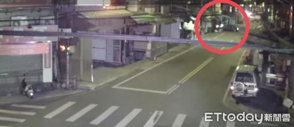▲▼當歸鴨新莊店凌晨被倒車衝撞大門，10分鐘後再到樹林店撞門，警方在樹林區找到犯案小客車             。（圖／記者陳以昇翻攝）