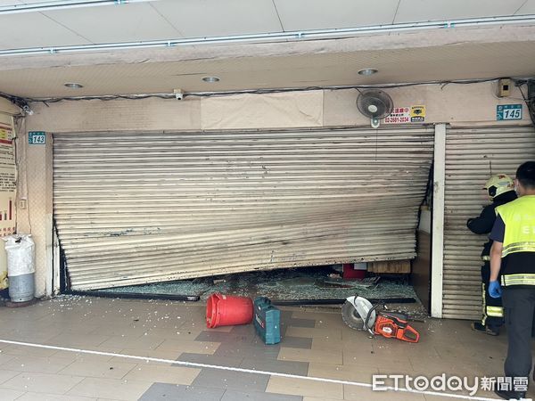 ▲▼當歸鴨新莊店凌晨被倒車衝撞大門，10分鐘後再到樹林店撞門，警方在樹林區找到犯案小客車             。（圖／記者陳以昇翻攝）