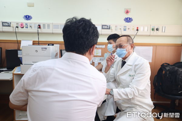 ▲賴東淵教授分享，「飲食、運動以及穴位按摩」是平安度過更年期的三招秘訣。（圖／慈濟醫學中心提供，下同）