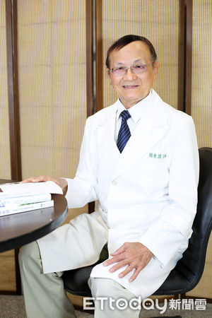 ▲賴東淵教授分享，「飲食、運動以及穴位按摩」是平安度過更年期的三招秘訣。（圖／慈濟醫學中心提供，下同）