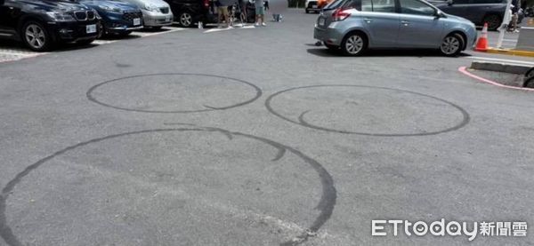 ▲武嶺停車場清晰可見3黑圈。（圖／記者王兆麟翻攝，下同）