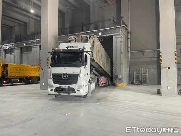 ▲▼花蓮環保局積極處理光華掩埋場堆置之垃圾，預計今年可完成裸露垃圾全面去化。（圖／花蓮縣政府提供，下同）