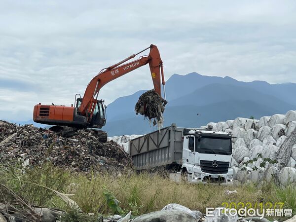 ▲▼花蓮環保局積極處理光華掩埋場堆置之垃圾，預計今年可完成裸露垃圾全面去化。（圖／花蓮縣政府提供，下同）
