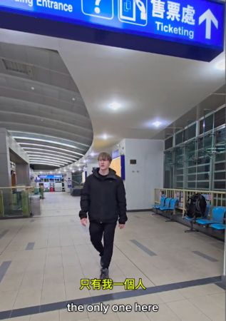 ▲▼美籍網紅Pugmire曾夜宿楊梅火車站遭站長提告，做完筆錄後未開庭遭通緝，淡水警方在台北市將他逮捕             。（圖／翻攝Pugmire IG）