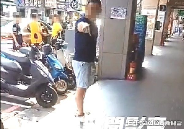 ▲違停的駕駛怒嗆檢舉人的行為是騷擾。（圖／翻攝社會事新聞影音）