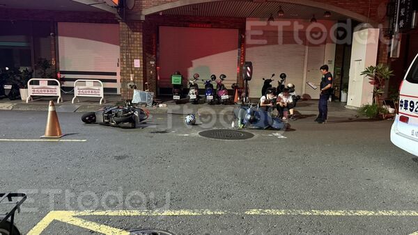 ▲高姓男子雙腳受傷，救護人員來詢問傷勢             。（圖／記者吳奕靖攝）