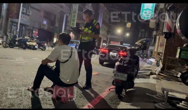 ▲高姓男子雙腳受傷，救護人員來詢問傷勢             。（圖／記者吳奕靖攝）