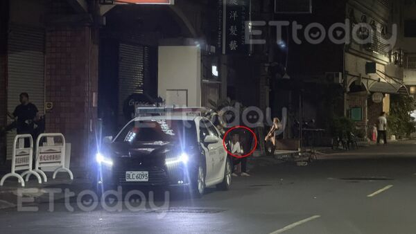 ▲高姓男子雙腳受傷，救護人員來詢問傷勢             。（圖／記者吳奕靖攝）