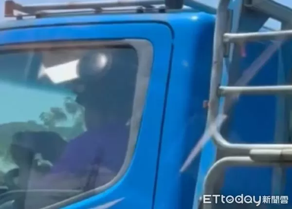 ▲男子將手機放在方向盤上，一路玩手機遊戲。（圖／記者楊熾興翻攝、下同）