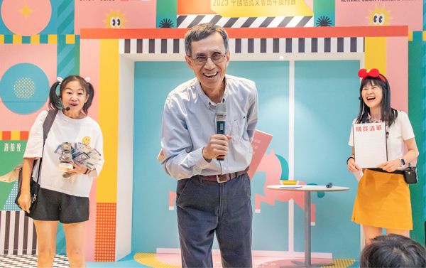 ▲中信銀行董事鄭泰克於「理財小劇場」扮演理財專家，以淺顯易懂的方式與孩童面對面交流，鼓勵家長與孩子一同建立財務規劃概念。（圖／中信銀行提供）