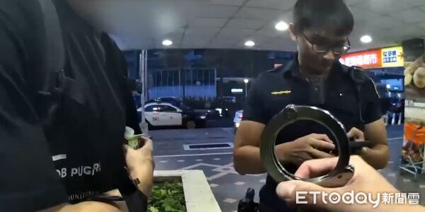 ▲▼淡水警方在台北市將美籍網紅Pugmire逮捕 。（圖／記者陳以昇翻攝）