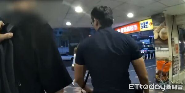 ▲▼淡水警方在台北市將美籍網紅Pugmire逮捕 。（圖／記者陳以昇翻攝）