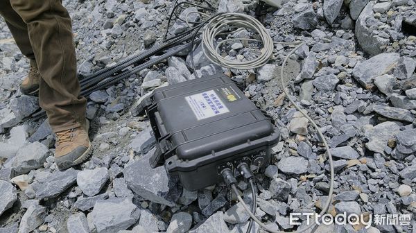 ▲▼在空勤總隊直升機協助下，花蓮分署與成大防災研究中心9人順利將水位計裝設於堰塞湖壩頂。（圖／花蓮分署提供，下同）