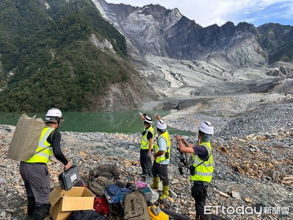 ▲▼在空勤總隊直升機協助下，花蓮分署與成大防災研究中心9人順利將水位計裝設於堰塞湖壩頂。（圖／花蓮分署提供，下同）