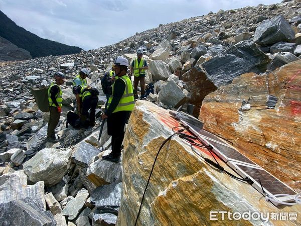 ▲▼在空勤總隊直升機協助下，花蓮分署與成大防災研究中心9人順利將水位計裝設於堰塞湖壩頂。（圖／花蓮分署提供，下同）