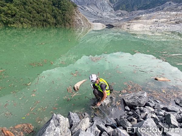 ▲▼在空勤總隊直升機協助下，花蓮分署與成大防災研究中心9人順利將水位計裝設於堰塞湖壩頂。（圖／花蓮分署提供，下同）