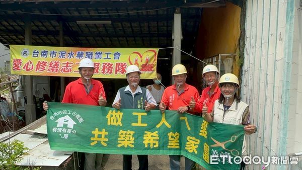 ▲「台南做工行善團」協助後壁區賴姓低收入戶完成屋頂與浴室修繕，改善居住環境。（記者林東良翻攝，下同）