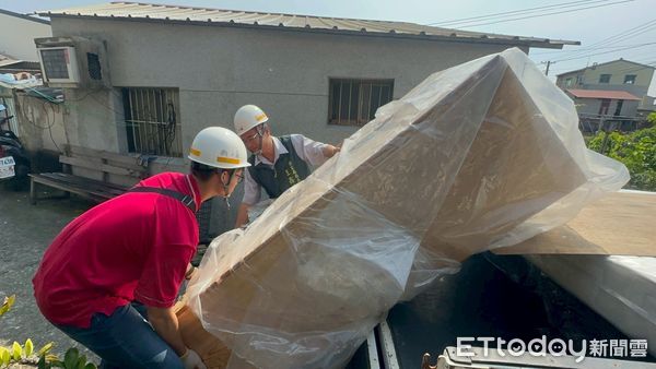 ▲「台南做工行善團」協助後壁區賴姓低收入戶完成屋頂與浴室修繕，改善居住環境。（記者林東良翻攝，下同）