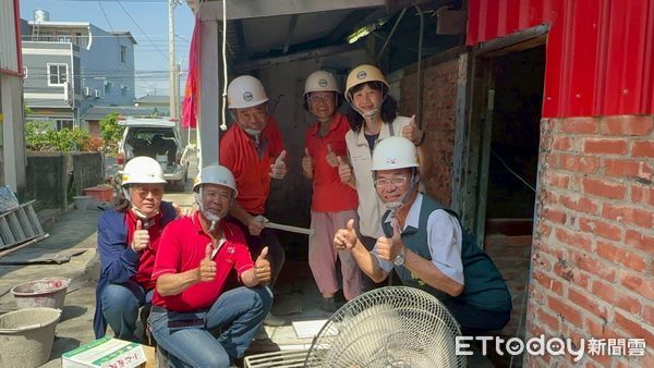 ▲「台南做工行善團」協助後壁區賴姓低收入戶完成屋頂與浴室修繕，改善居住環境。（記者林東良翻攝，下同）
