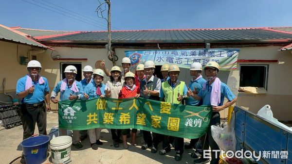 ▲「台南做工行善團」協助後壁區賴姓低收入戶完成屋頂與浴室修繕，改善居住環境。（記者林東良翻攝，下同）