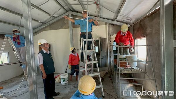 ▲「台南做工行善團」協助後壁區賴姓低收入戶完成屋頂與浴室修繕，改善居住環境。（記者林東良翻攝，下同）