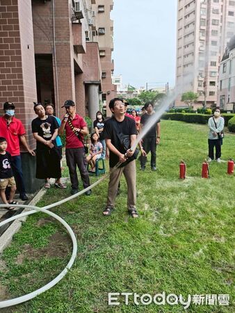 ▲台南市議員林冠維邀請消防局進入永康歐洲世界社區，推動防災宣導活動。（記者林東良翻攝，下同）
