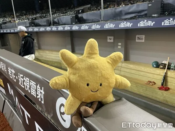 ▲▼台鋼雄鷹祭出太陽娃娃。（圖／記者楊舒帆攝）