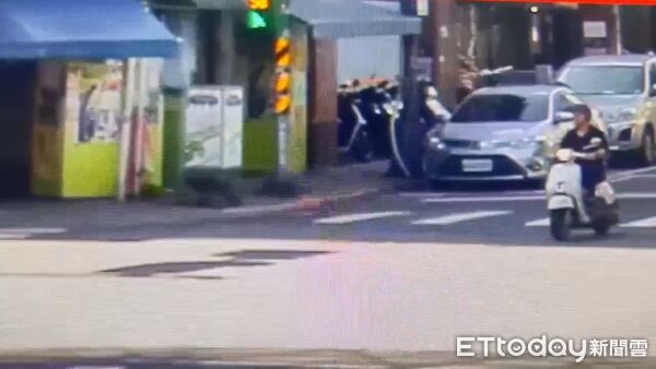 ▲疑似情緒失控吳男涉嫌砸毀大同區早餐店、超商等多處營業場所遭警方依法逮捕。（圖／記者張君豪翻攝）