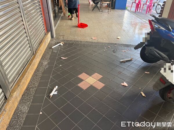 ▲疑似情緒失控吳男涉嫌砸毀大同區早餐店、超商等多處營業場所遭警方依法逮捕。（圖／記者張君豪翻攝）