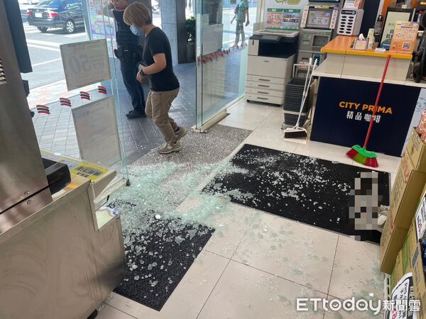 ▲疑似情緒失控吳男涉嫌砸毀大同區早餐店、超商等多處營業場所遭警方依法逮捕。（圖／記者張君豪翻攝）