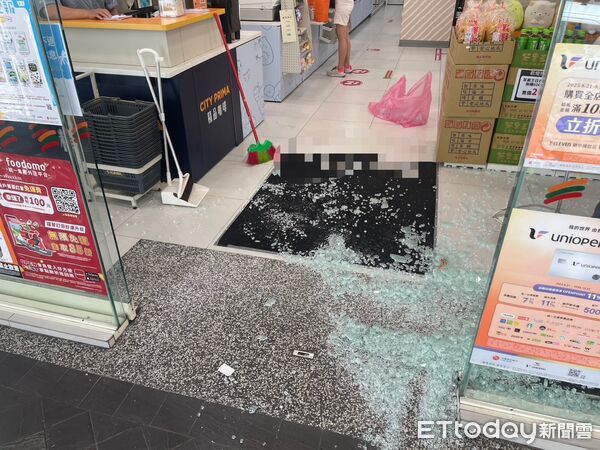 ▲疑似情緒失控吳男涉嫌砸毀大同區早餐店、超商等多處營業場所遭警方依法逮捕。（圖／記者張君豪翻攝）