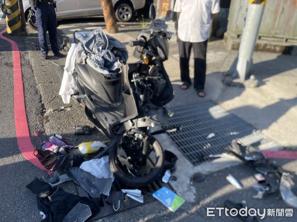 ▲▼             基隆19歲男雙載闖紅燈撞上計程車肇事逃逸，後座女乘客傷重不治。（圖／記者郭世賢翻攝，下同）